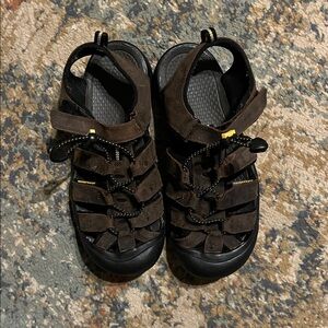 Brown keen sandals. Big Kids 6/Women’s 8.